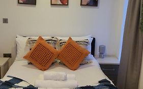 3 Bedrooms 2Baths 3 Toilets Excel City Airport O2 Sleeps Up To 7,